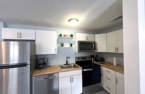 Redington Shores Cottage | Charming 1-bedroom1 -bath Place 100 steps to the beach Redington Shores, FL