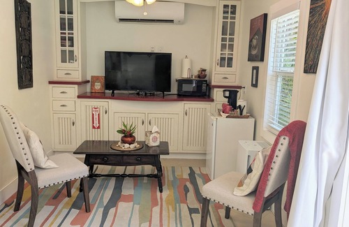 Hendricks and Venice Isles Cottage | Charming 1-bedroom Cottage in downtown FT. Lauderdale with pool and backyard.