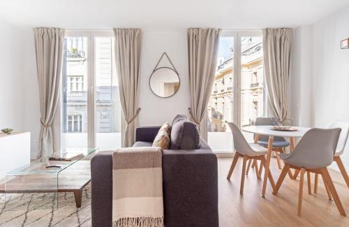 Trafalgar Apartment | Charming 1-Bedroom Apartment in Central Madrid Stylish Retreat for 2, Alonso Martinez I