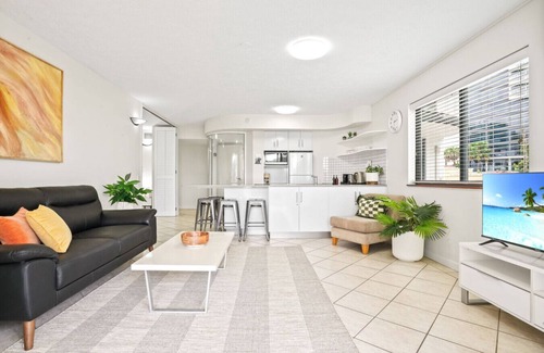Cairns Central Business District Apartment | Charming 1-Bedroom Apartment with Rooftop Pool & Prime Cairns Location