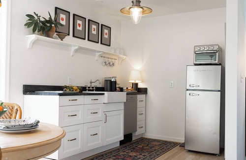 Afton Cottage | Charming 1-bedroom cottage in fabulous Afton, Blue Ridge Parkway, UVA, Wineries