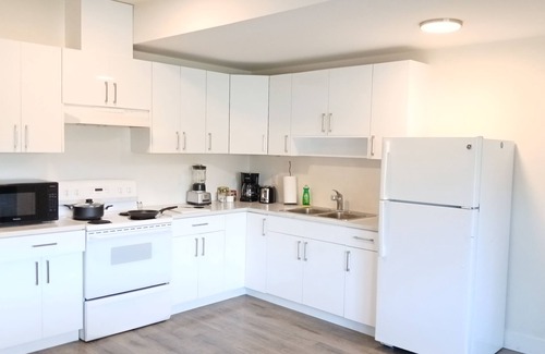 Vernon House | Charming 1-bedroom suite close to beaches in fabulous Vernon