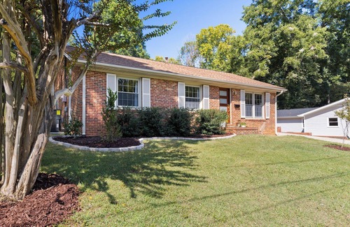 Hillsborough House | Charming 1-bedroom house in lovely Hillsborough walkable to downtown!