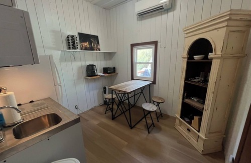 Weaverville Cottage | Charming 1-bedroom Cottage in lovely Weaverville with AC