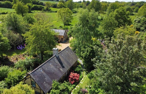 Sainte-Opportune Cottage | Charming 1780 House with Lush Garden and WIFI