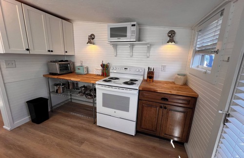 Bradenton Beach Cottage | Charming 1920s Cottage, Waterfront just 50 ft away, Beach just 1 minute stroll!