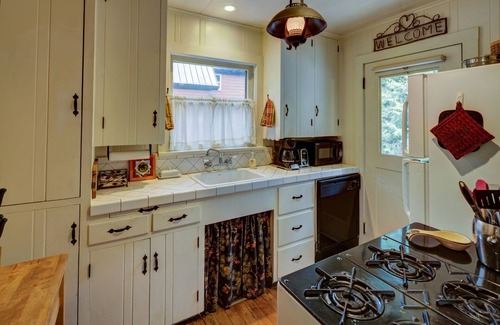 Sunnyside Cottage | Charming 1930's cottage on the lake side of Highway 89 in Sunnyside, Lake Tahoe