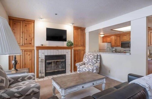 Deer Valley House | Charming 2 BDR Getaway w/Views & Private Hot Tub!