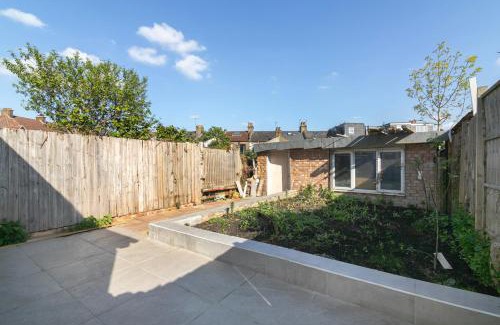 Haringey Apartment | Charming 2-Bed Flat with Private Garden