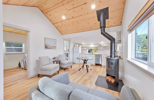 Rockaway Beach Cabin | Charming 2-bedroom cabin in enchanting Rockaway Beach with WiFi