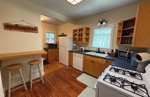 Elizabethtown Cabin | Charming 2-bedroom cabin in the Adirondacks with a treehouse and an artist loft