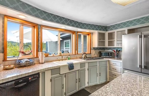 Deer Harbor Apartment | Charming 2-bedroom bungalow with hot tub in Deer Harbor. Walk to the marina!