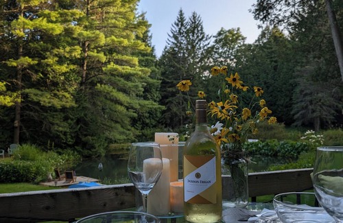 Clarington Cottage | Charming 2-bedroom cottage in Clarington with hottub, WiFi and AC