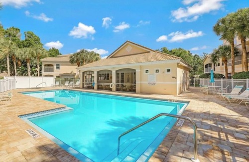 Central Naples Condo | Charming 2-bedroom condo in Central Naples