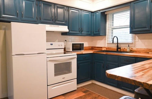 Waynesburg Cottage | Charming 2-bedroom cottage in Brodhead with WiFi and AC
