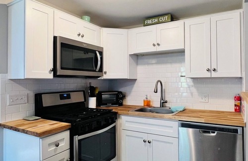 Brooklyn Cottage | Charming 2-bedroom cottage with access to Vineyard Lake in Brooklyn Mi