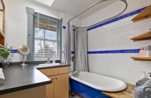 Kitsilano House | Charming 2 bedroom Duplex steps from Jericho Beach