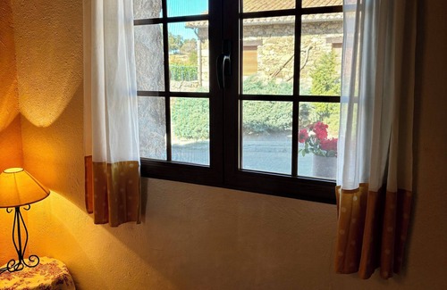 Santa Maria de los Caballeros Ski Chalet | Charming 2-bedroom cottage with WiFi, AC in enchanting Los Cuartos de Gredos