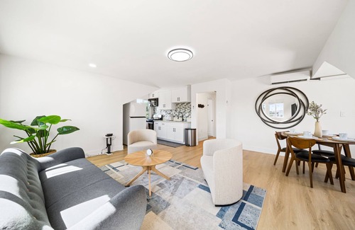 Alhambra House | Charming 2-Bedroom Family Home in LA/Great Location with Complimentary Parking!