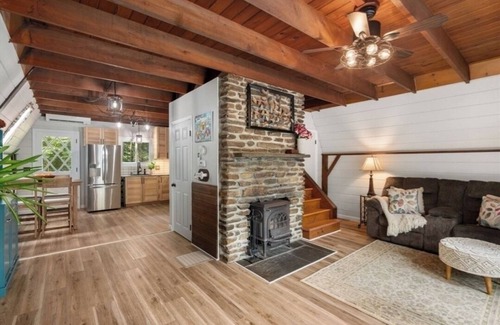 Fiskdale House | Charming 2-bedroom house in Terrific Sturbridge with AC