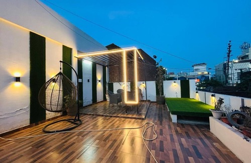 Allahabad House | Charming 2-bedroom house in welcoming Prayagraj with AC, WiFi nOn main road.
