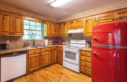 Helen House | Charming 2-bedroom house with WiFi, AC in peaceful Cleveland