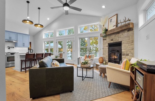 Merrimac House | Charming 2-bedroom house Lake Home with wifi and all the amenities!