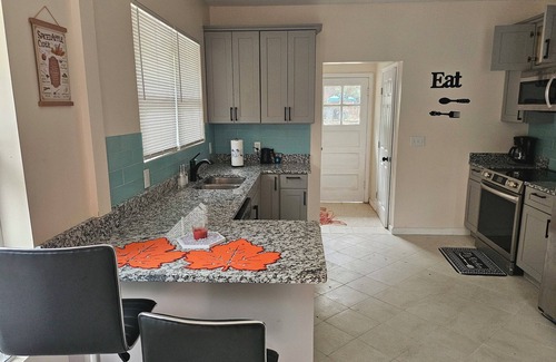 Macon House | Charming 2-bedroom house with AC, WiFi in quaint Macon