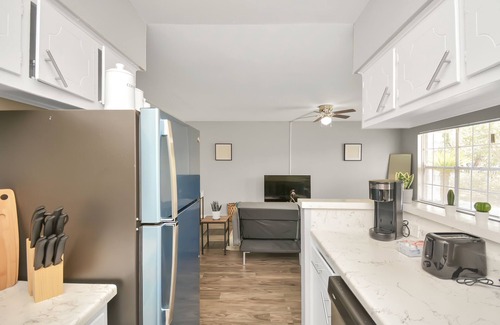 Webster Apartment | Charming 2-Bedroom unit with a Pool, Work Desk & Free Wi-Fi