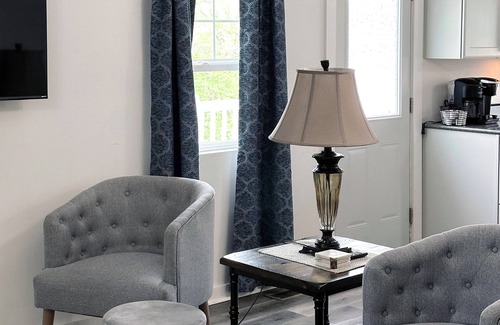 Bloomington House | Charming 2-bedroom house with AC, WiFi in delightful Bloomington