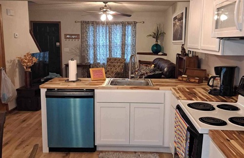 Jacksonville House | Charming 2-bedroom townhome near base and beaches. Shopping and restaurants