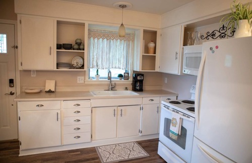 Waldron House | Charming 2-bedroom house comfortable cottage in the country but close to city