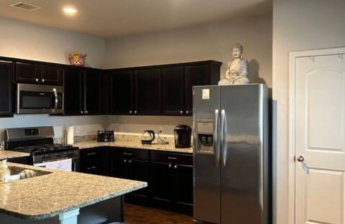 Conroe House | Charming 2-bedroom house in wonderful Roman Forest with AC