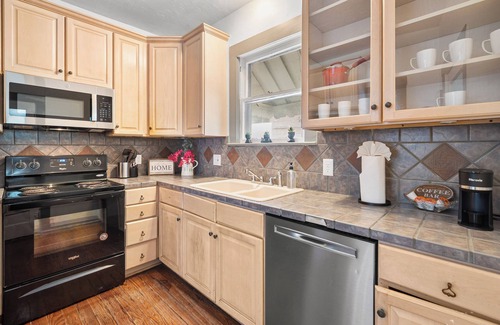 Highland Park House | Charming 2-bedroom house in fabulous San Antonio with AC