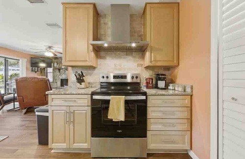 Weeki Wachee Gardens House | Charming 2-bedroom house in superb weeki wachee with WiFi, AC