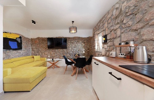 Prizna Villa | Charming 2-bedroom villa with AC, WiFi,swimming pool,view of the sea and islands