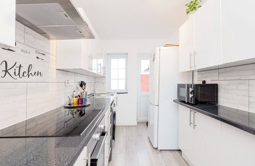 Hanger Hill Apartment | Charming 2BR flat in Ealing, 4min Hanger Lane Tube
