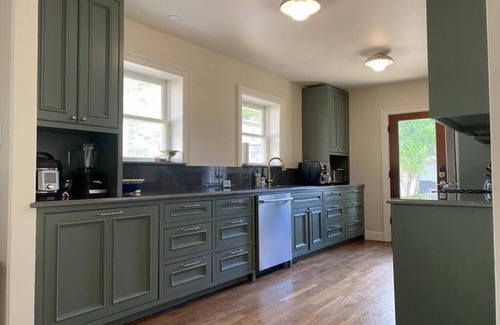Oakmont Heights House | Charming 3-bd with the comforts of home