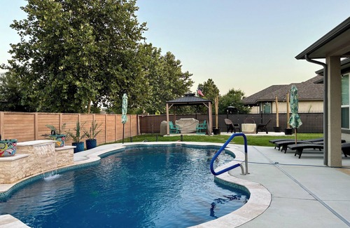 Fair Oaks Ranch House | Charming 3-bedroom house with pool, office, WiFi and AC in Fair Oaks Ranch