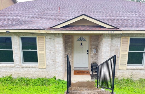 Universal City House | Charming 3-bedroom house with WiFi and AC on Northeast Side