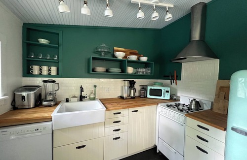 Lakeside Cottage | Charming 3-bedroom, 2-bath cottage with AC in Lakeside near Hoover Auditorium