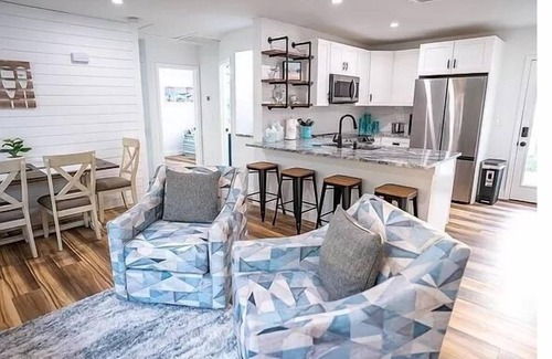 Palmetto House | Charming 3-bedroom Aqua Retreat with Patio and Fire Pit in Historic Palmetto.