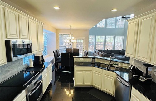 West Arlington House | Charming 3-bedroom estate with game room, remote work spaces near Lake Arlington