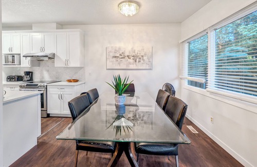 Sunnyside House | Charming 3-Bedroom Escape, Walk to the Bow River