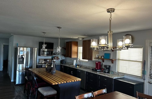 Dennis House | Charming 3-bedroom house with WiFi and a relaxing back porch on Lake Granbury