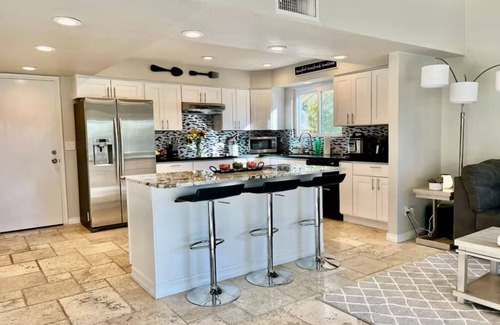 Artemina House | Charming 3-bedroom house in Gilbert by beautiful lakes with AC