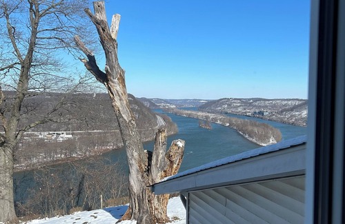 Weirton House | Charming 3-bedroom house with AC and WiFi in a very convenient location