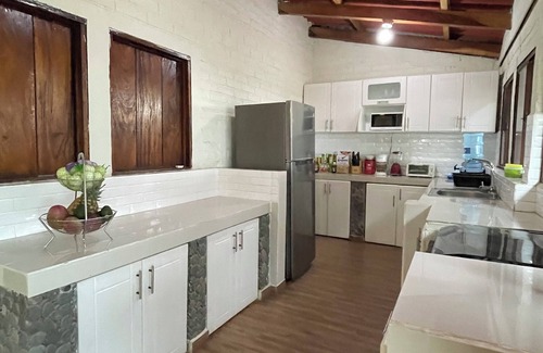 La Libertad House | Charming 3-bedroom house with WiFi, AC in cool La Libertad