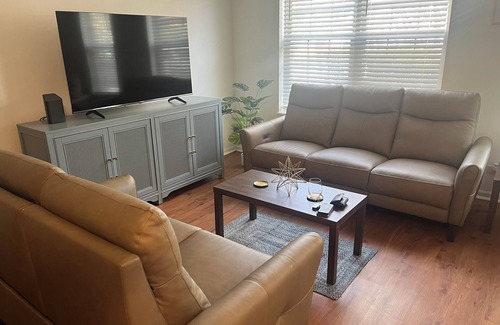 Mokena House | Charming 3-Bedroom Townhome in Lovely Tinley Park