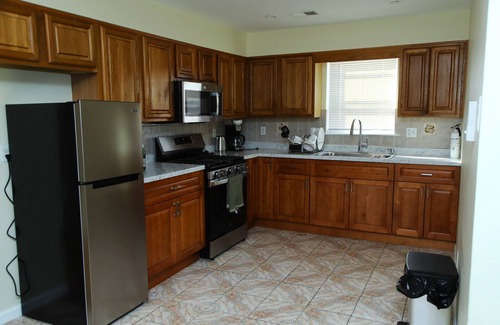 Lower Vailsburg Apartment | Charming 3-bedroom Urban Escape with AC and WiFi near Newark Airport